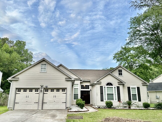 Building Photo - 121 Candleberry Cir