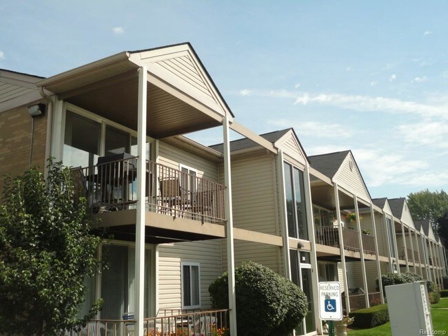 Building Photo - 309 N Eton St