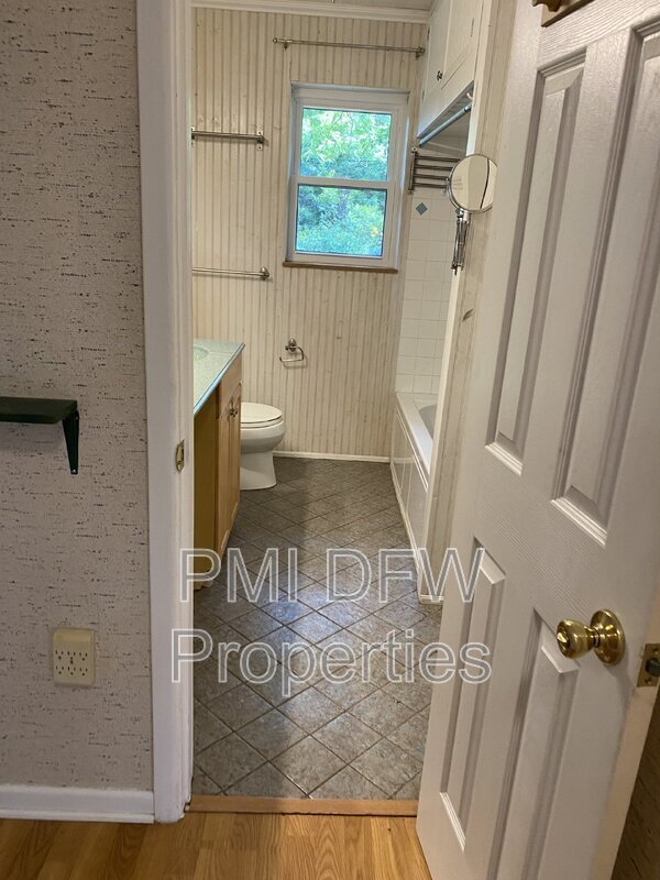 Foto del edificio - 7004 Meadowbrook Dr