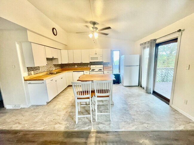Building Photo - MUST SEE! 3 Bed 1 Bath Aliquippa PA