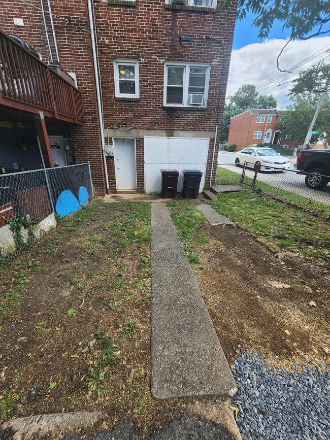 Building Photo - 2601 N Heald St