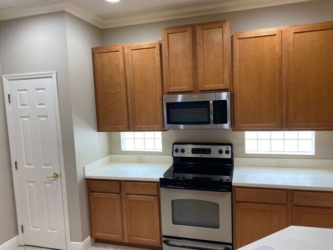 Building Photo - Windermere 4BDRM in a Quaint Neighborhood