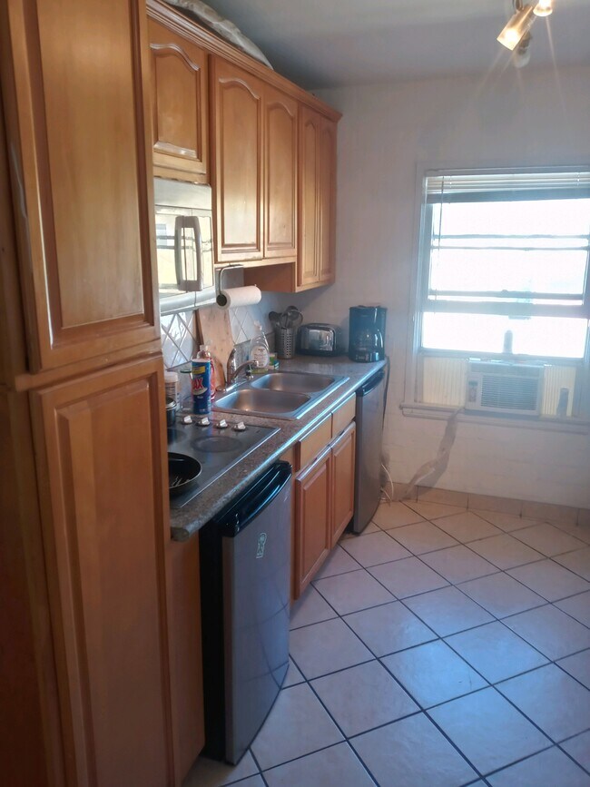 Kitchen area - 2023 Cloverfield Blvd