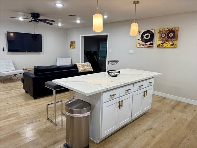 Foto del edificio - 5455 Birdwood Rd