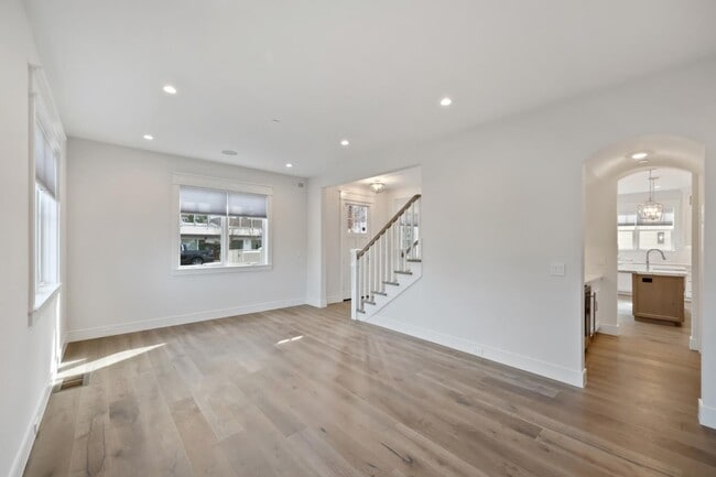 Building Photo - 501 E Bellevue Ave