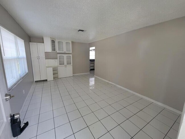 Foto del edificio - 5281 Bamboo Pl