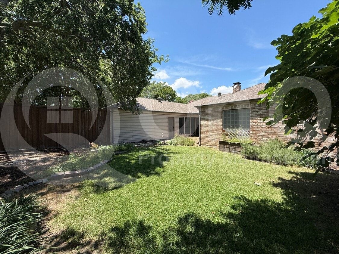 Photo - 2328 Tamarisk Drive