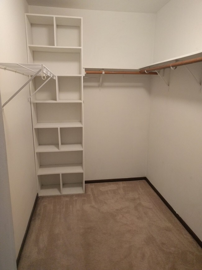 Foto del edificio - 6160 Knoll Wood Rd