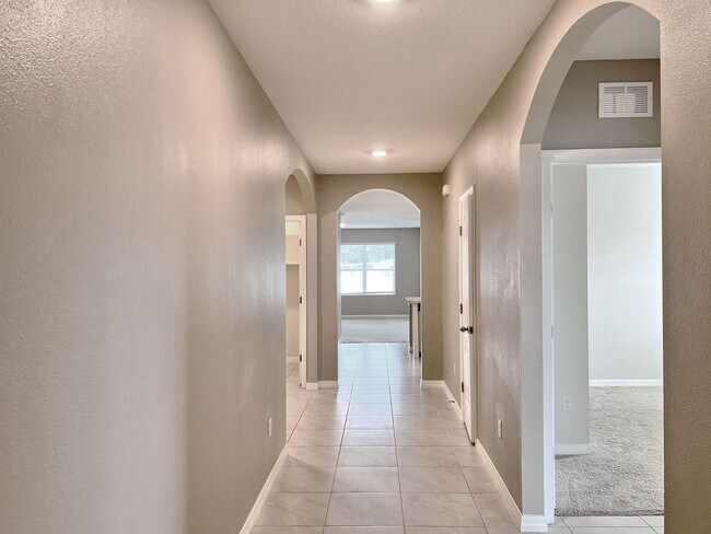 Foto del edificio - Four-Bedroom Home Near Lake Hartridge