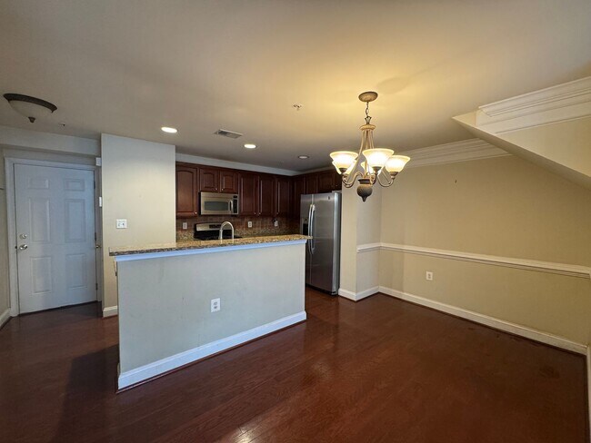 Foto del edificio - Fantastic 2 Bed 2.5 Bath Interior Townhome...