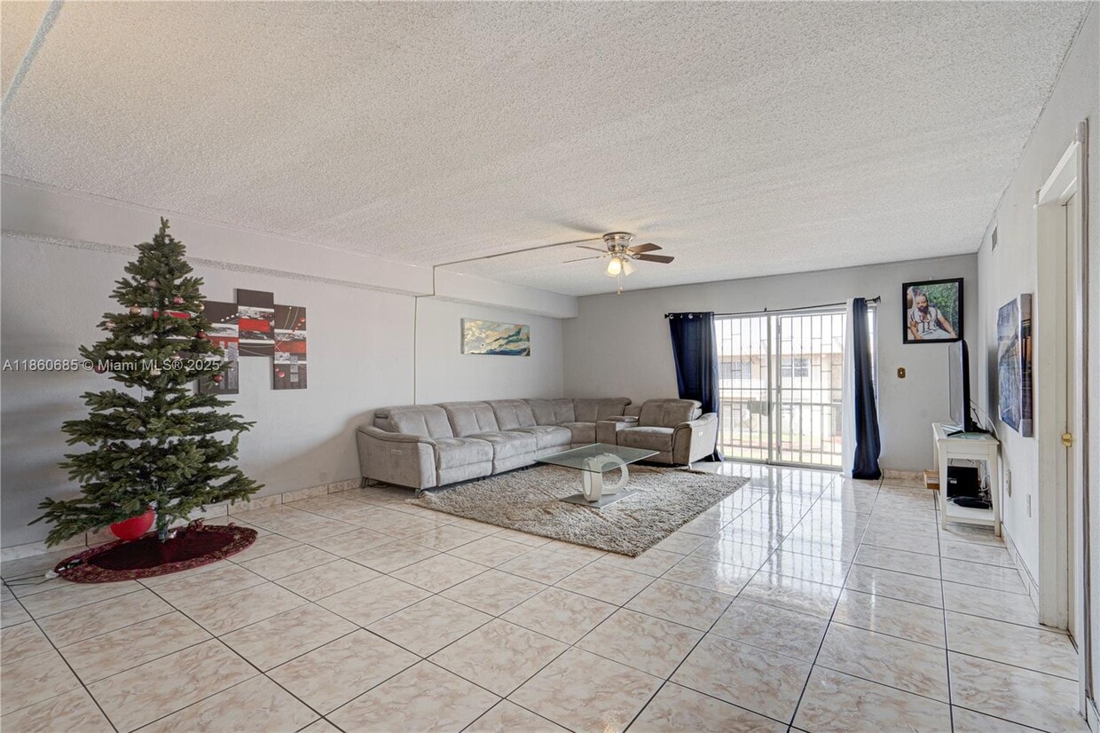 Foto principal - 301 NW 177th St