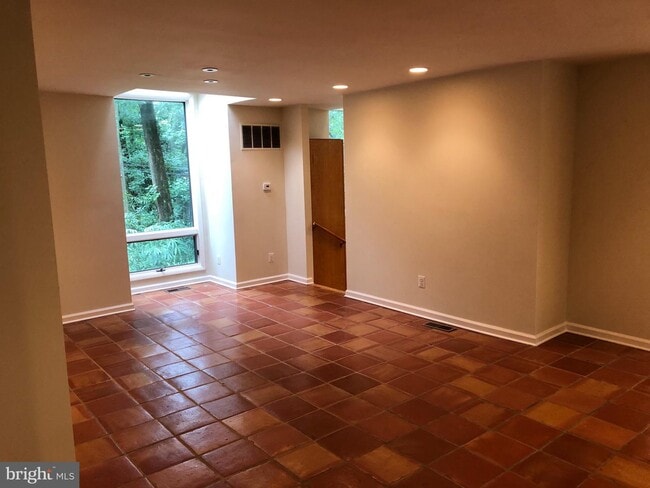Building Photo - 3800 Lakeview Terrace
