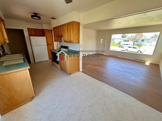 Foto del edificio - 5-bedroom, 2-bathroom house offers the perfect blend of comfort and functionality
