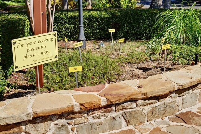 Foto del edificio - 3605 Steck Ave