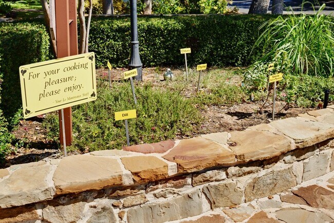 Building Photo - 3605 Steck Ave