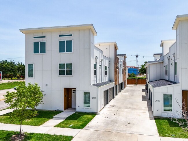 Building Photo - 2505 Benbrook Blvd