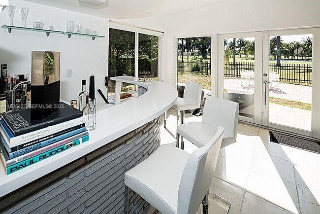 Building Photo - 5570 La Gorce Dr