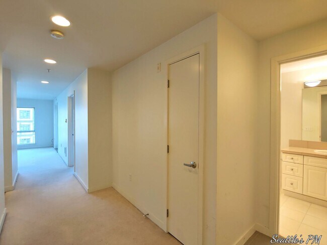 Foto del edificio - "Urban Living at Its Best: Spacious 2-Bedroom Retreat with Scenic Views!"
