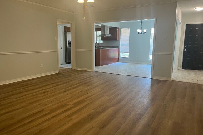 Building Photo - Beautifully Updated 4-Bedroom Home with Gr...