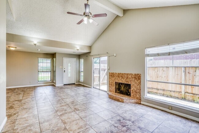 Building Photo - 6395 Crossway Dr