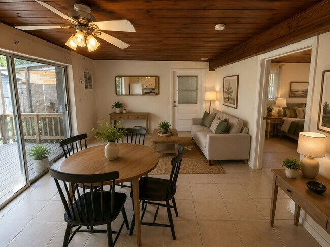 Foto del edificio - 2133 E Camp N Comfort Ln