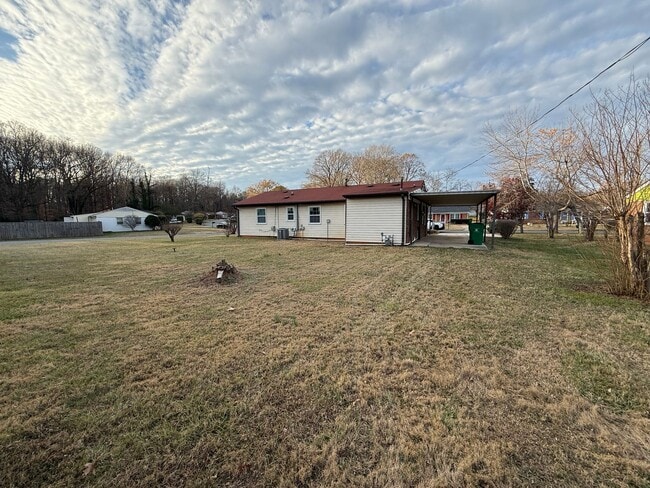 Building Photo - Ranch home near uptown