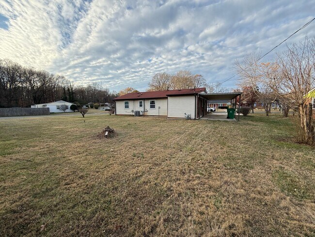 Foto del edificio - Ranch home near uptown