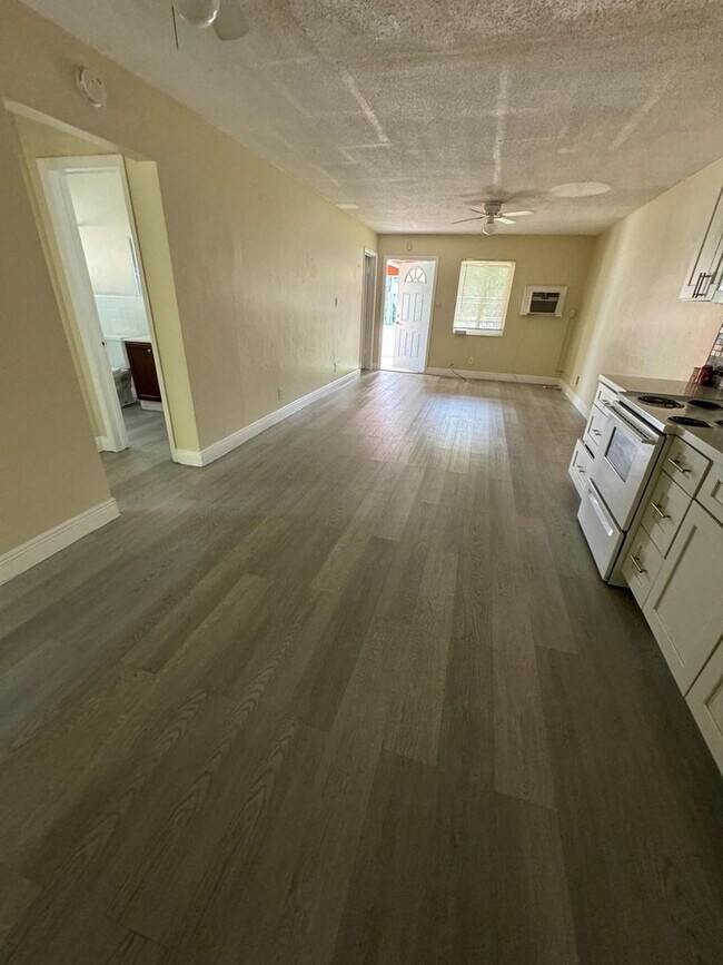 Building Photo - Large 3-1 Apt off Broward Blvd