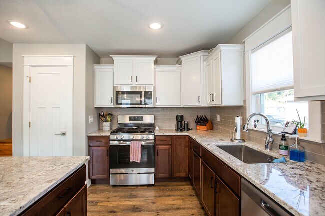 Foto del edificio - Stunning 4 Bed, 3 Bath Home | 3-Car Garage | Scenic Meadows