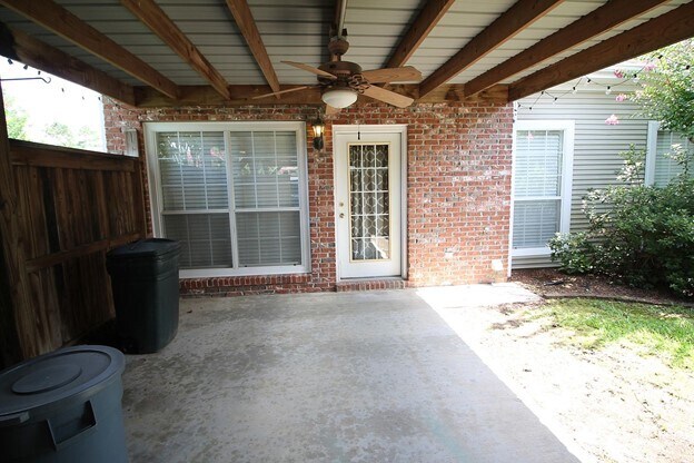 Building Photo - 105 Hampton Pl