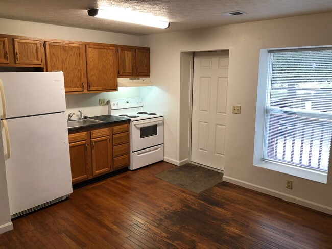 Building Photo - 1 Bedroom Avail AUG 2025;  $840 Monthly. W...