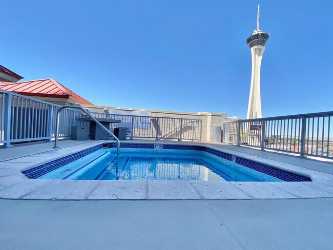 Foto del edificio - GREAT 1 BED, 1 BATH 867 SQFT HIGH RISE CON...