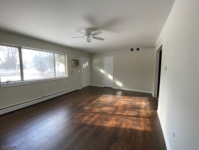 Foto del edificio - 244 Conklintown Rd