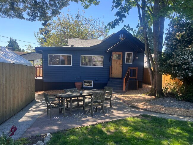 Foto del edificio - 3715 SW Donovan St