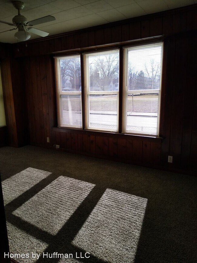 Building Photo - 2 br, 1 bath House - 868 E Walnut Street