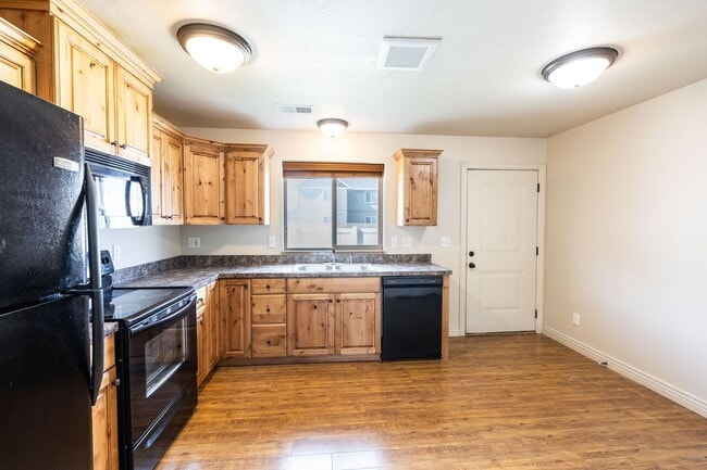 Building Photo - 2 BED 1 BATH TOWNHOME WITH COVERED PARKING IN AMMON - CITY UTILITIES INCLUDED