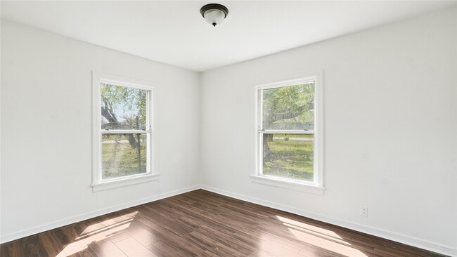 Building Photo - 410 Clinton Park St