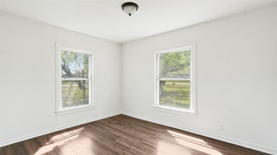 Building Photo - 410 Clinton Park St