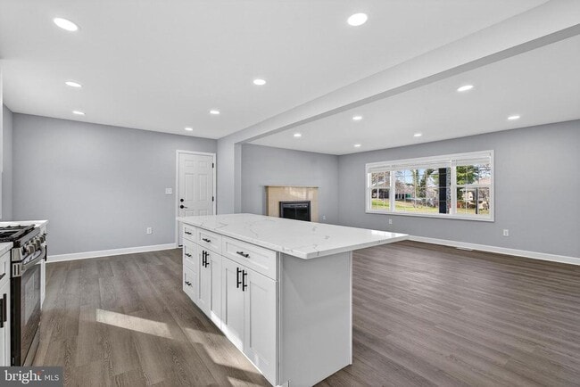 Foto del edificio - 2403 Kingsway Rd