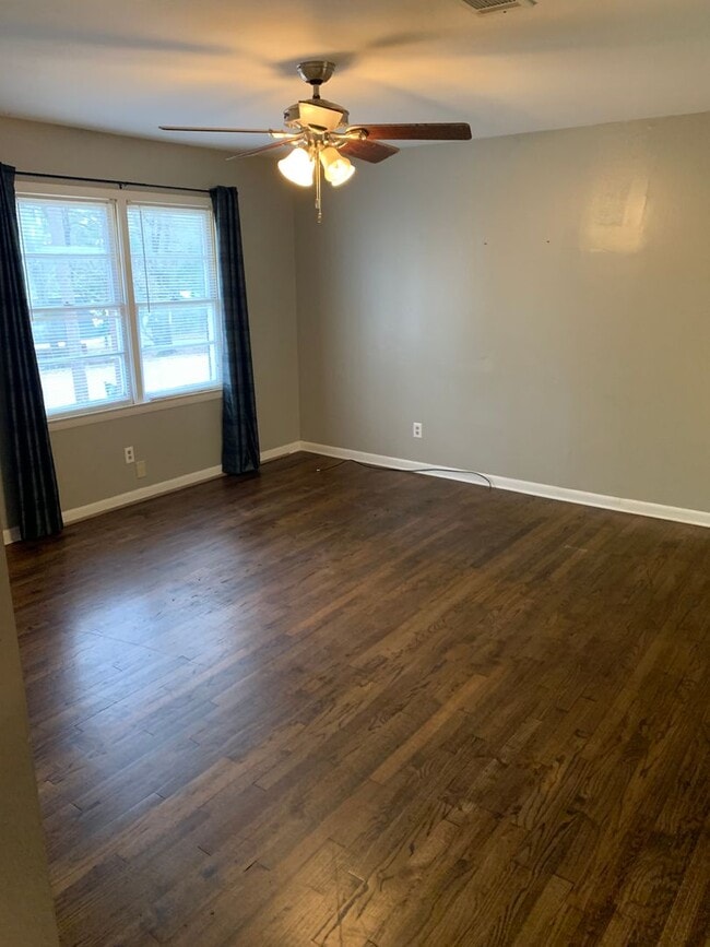 Building Photo - Cute 2/1 Duplex on Cone St