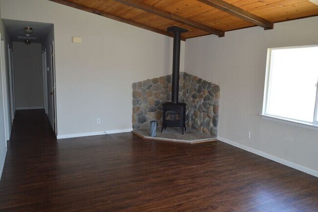 Building Photo - 1409 Bumblebee Dr