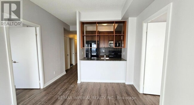 Building Photo - 181 Village Green Square