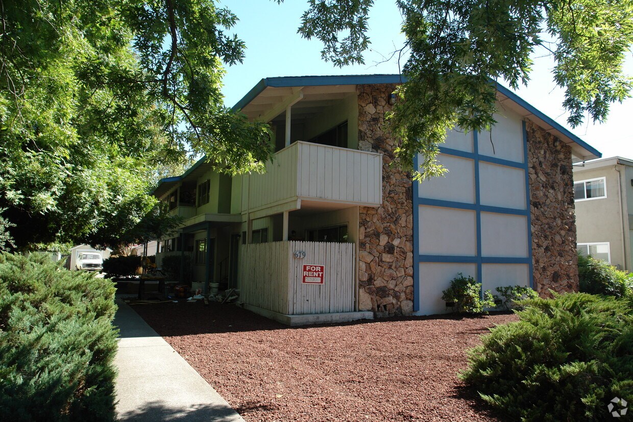 Foto principal - 679 E 9th St