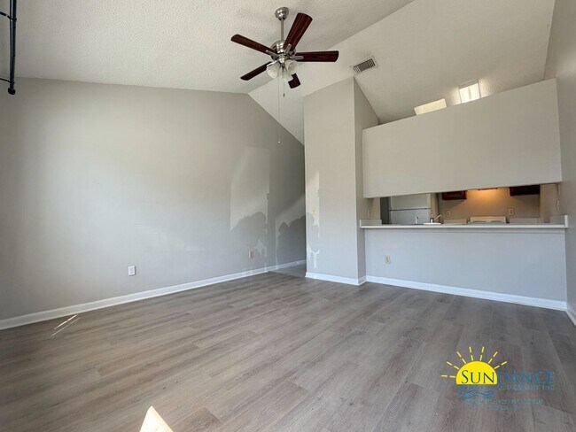 Foto del edificio - 1 Bedroom Cottage-Style Townhouse In Fort Walton Beach!
