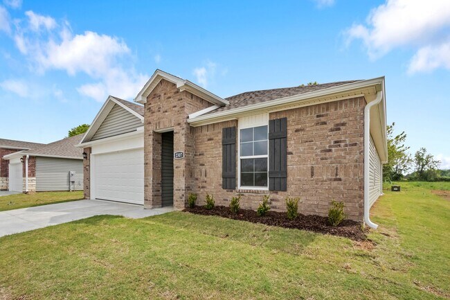 Building Photo - Like new Home!