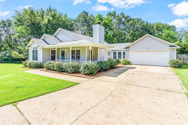 Building Photo - 3 Bed/2 Bath Home Available in April!