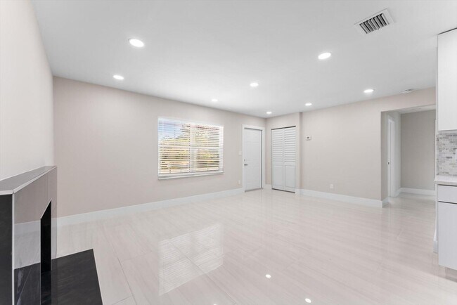 Foto del edificio - 2329 West Dr