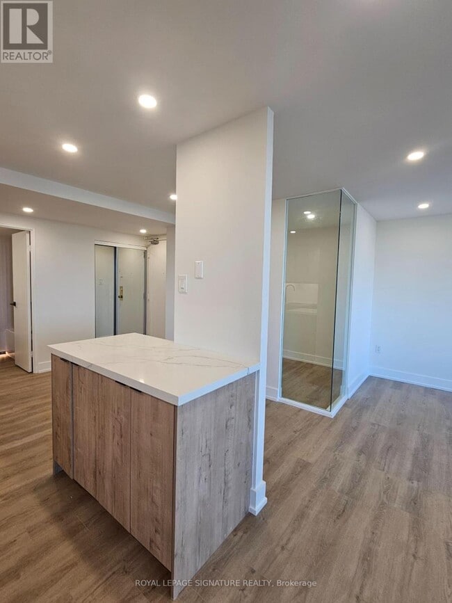 Building Photo - 720 Spadina Ave.