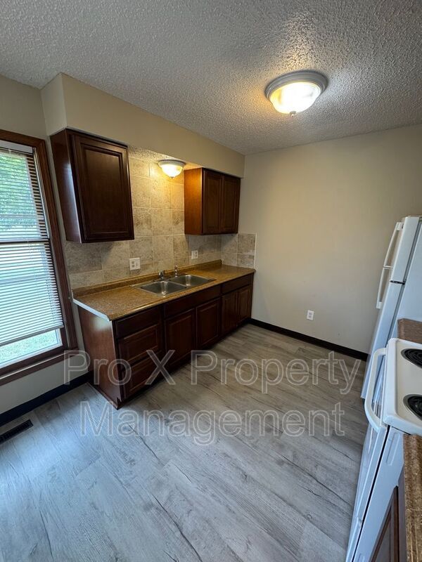 Building Photo - 753 S Campbell Ave