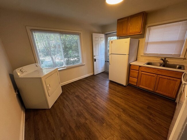 Building Photo - Perfectly sized 2 bedroom 1 bath